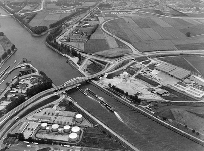 843328 Luchtfoto van de aanleg van de brug voor de sneltramlijn Utrecht-Nieuwegein-IJsselstein over het ...